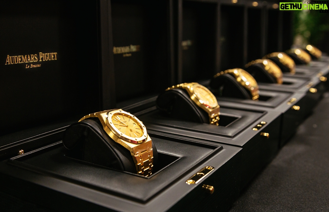 Bruno Mars Instagram - My boys continue to show the world what time it is, and a band that sings together blings together! ✨✨ #AudeMARS #Hooligans #Squad 2019! 🍾