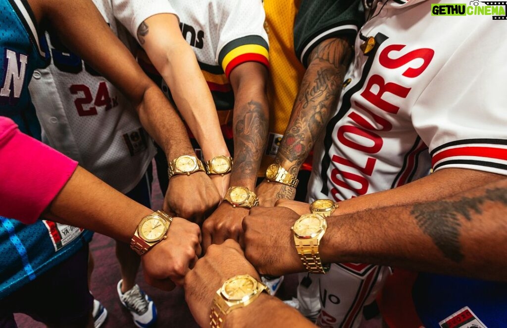 Bruno Mars Instagram - My boys continue to show the world what time it is, and a band that sings together blings together! ✨✨ #AudeMARS #Hooligans #Squad 2019! 🍾