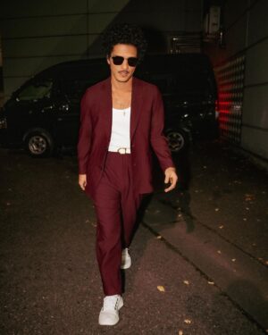 Bruno Mars Instagram - excuse me… 📸 pardon me… 📸watch out… 📸✌️ jus a lil baby suit moment for these tokyo streeeeeeetssss. 😎