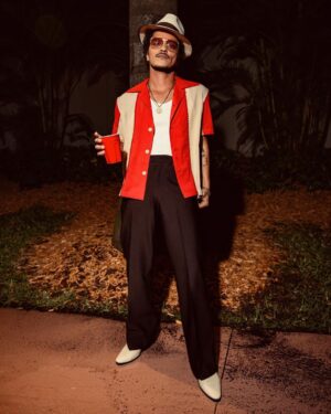 Bruno Mars Instagram - Drinks in Florida! 🍹 🌴