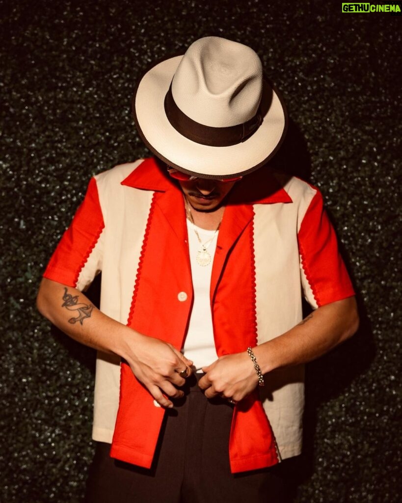 Bruno Mars Instagram - Drinks in Florida! 🍹 🌴