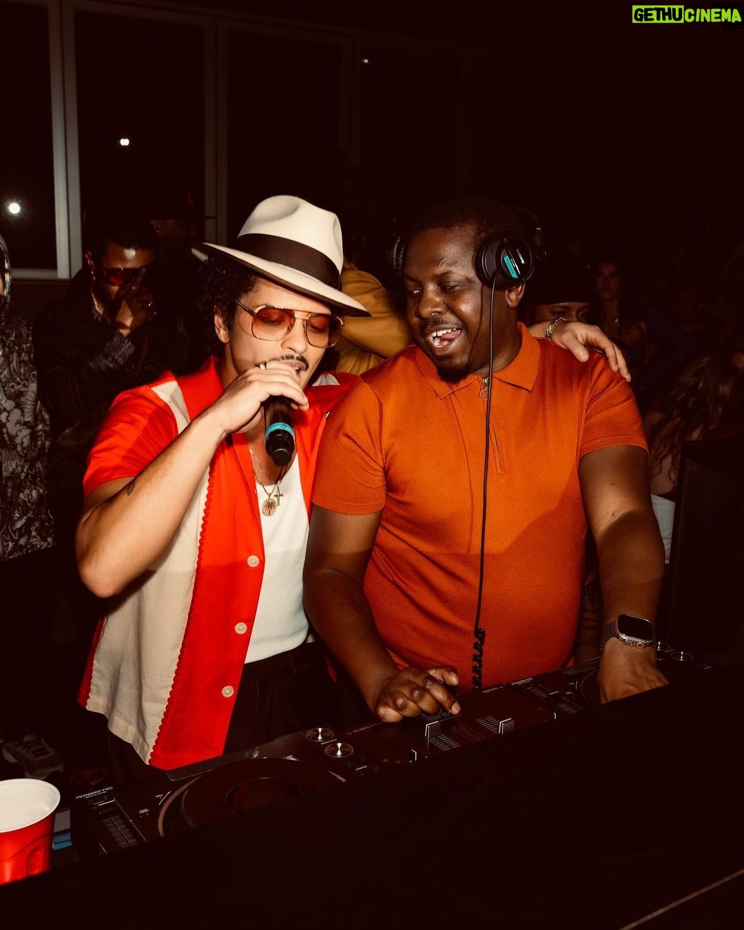 Bruno Mars - 1.3 Million Likes - Drinks in Florida! 🍹 🌴