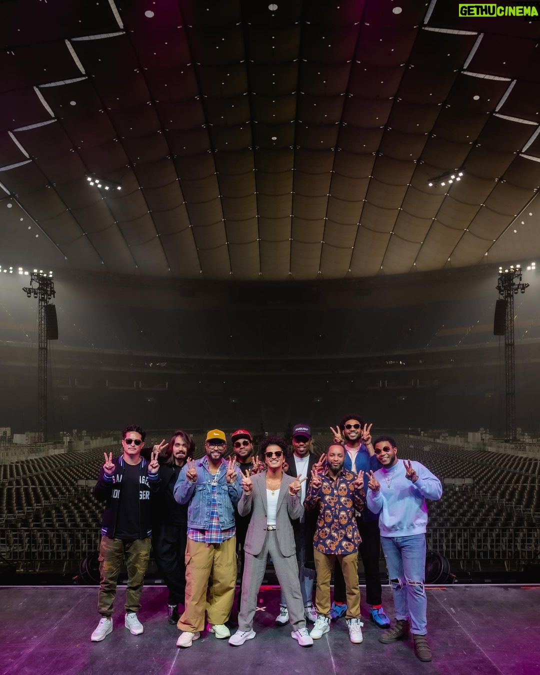 Bruno Mars - 1.2 Million Likes - lil kawaii king 👑 🇯🇵