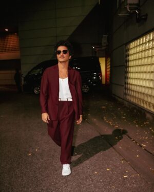 Bruno Mars Instagram - excuse me… 📸 pardon me… 📸watch out… 📸✌️ jus a lil baby suit moment for these tokyo streeeeeeetssss. 😎