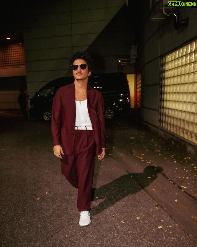 Bruno Mars Instagram - excuse me… 📸 pardon me… 📸watch out… 📸✌️ jus a lil baby suit moment for these tokyo streeeeeeetssss. 😎