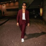 Bruno Mars Instagram – excuse me… 📸 pardon me… 📸watch out… 📸✌️ jus a lil baby suit moment for these tokyo streeeeeeetssss. 😎