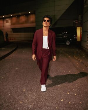 Bruno Mars Instagram - excuse me… 📸 pardon me… 📸watch out… 📸✌️ jus a lil baby suit moment for these tokyo streeeeeeetssss. 😎