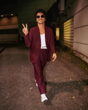 Bruno Mars Instagram - excuse me… 📸 pardon me… 📸watch out… 📸✌️ jus a lil baby suit moment for these tokyo streeeeeeetssss. 😎