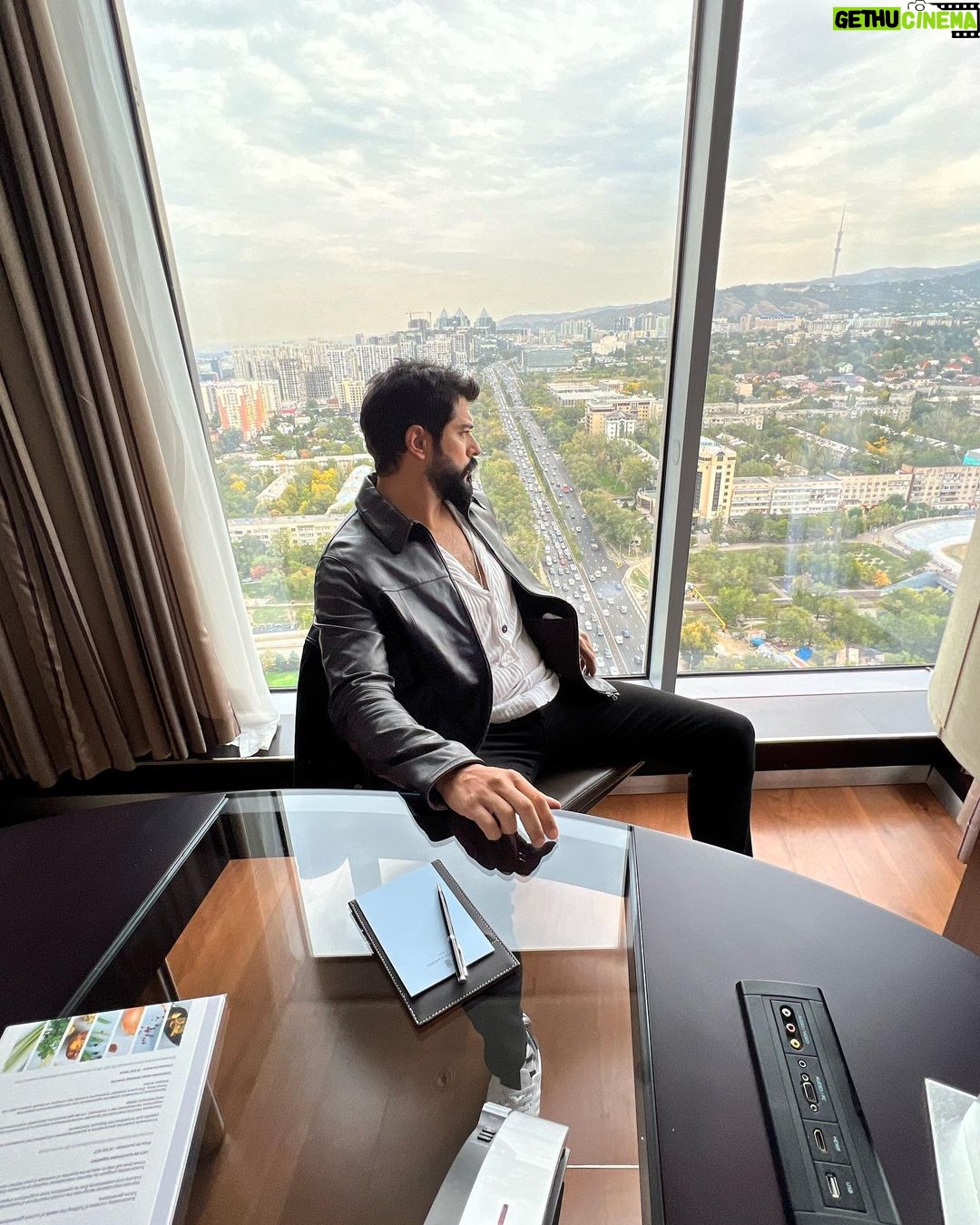Burak Özçivit Instagram - #Kazakhstan #almaty 🤟💪👊