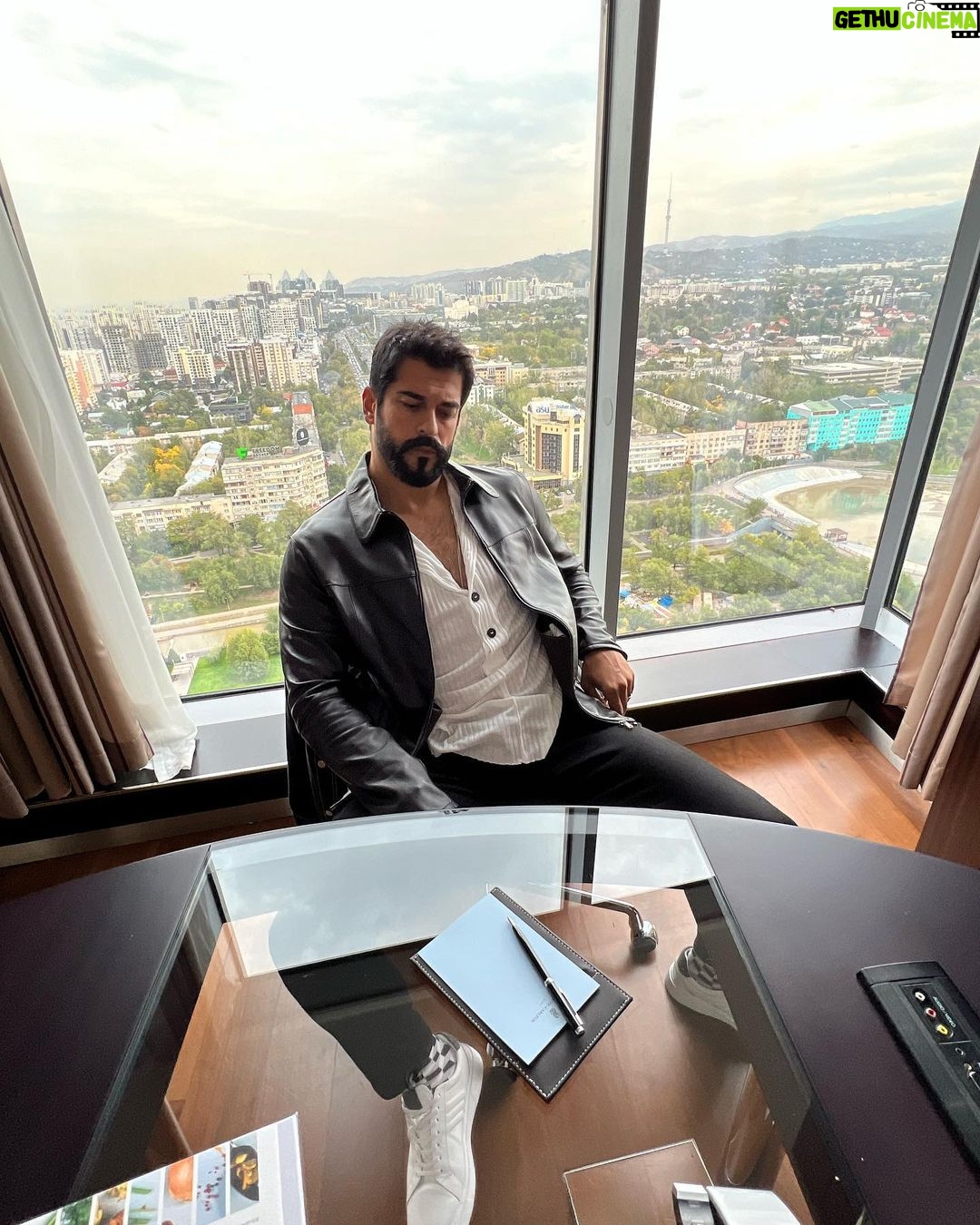 Burak Özçivit Instagram - #Kazakhstan #almaty 🤟💪👊