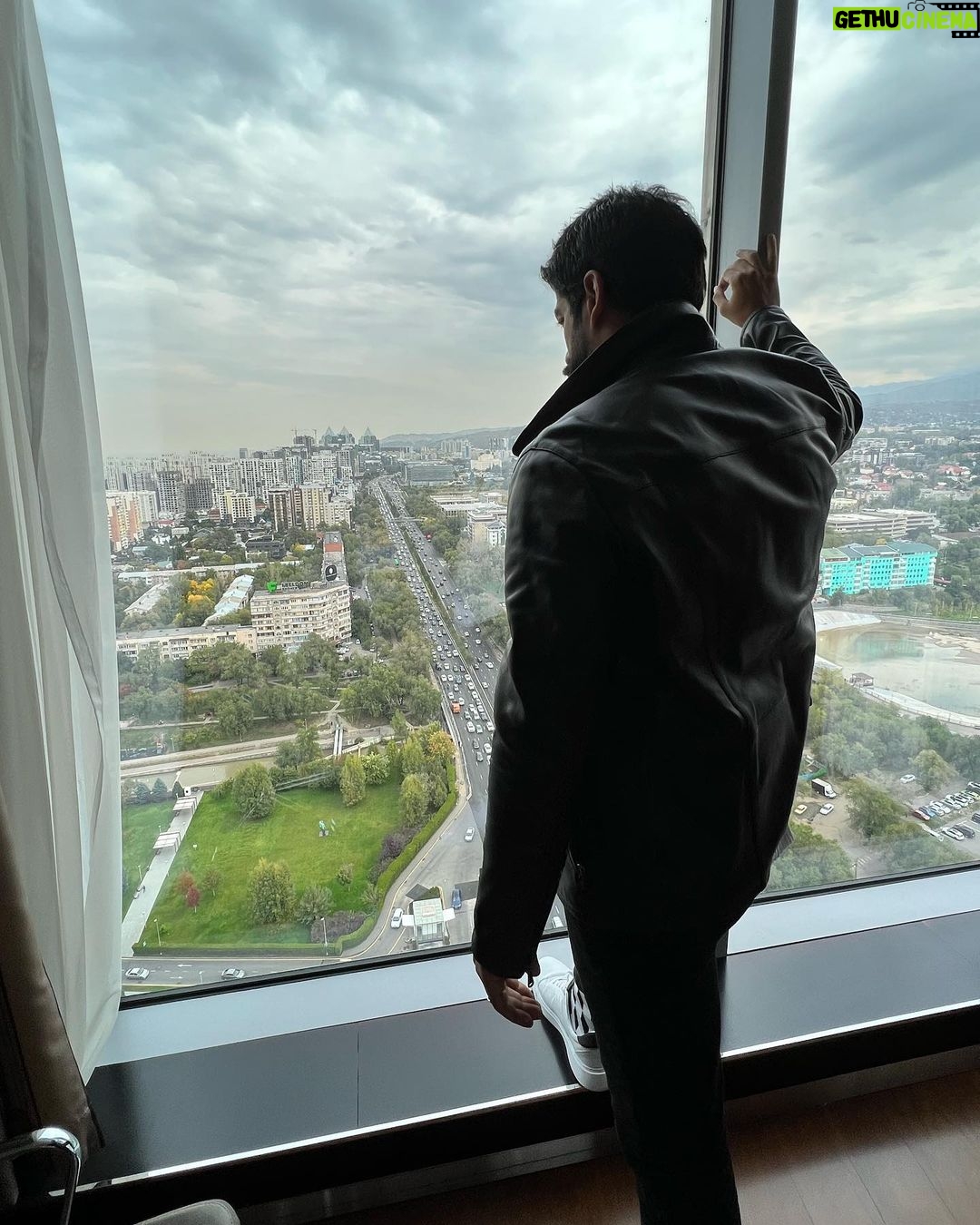 Burak Özçivit Instagram - #Kazakhstan #almaty 🤟💪👊