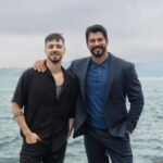 Burak Özçivit Instagram - Sadece işinin ehli bir berber mi yoksa çok daha fazlası mı? 💇🏻‍♂️ Yapımını @ogm.pictures’ın üstlendiği, başrollerinde @burakozcivit ve @mertyazicioglu’nun yer aldığı @netflixturkiye’nin orijinal filmi Berber'in çekimleri başladı