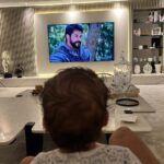 Burak Özçivit Instagram - Büyüdüde dizi izliyor iki gözümün çiçeği 😁