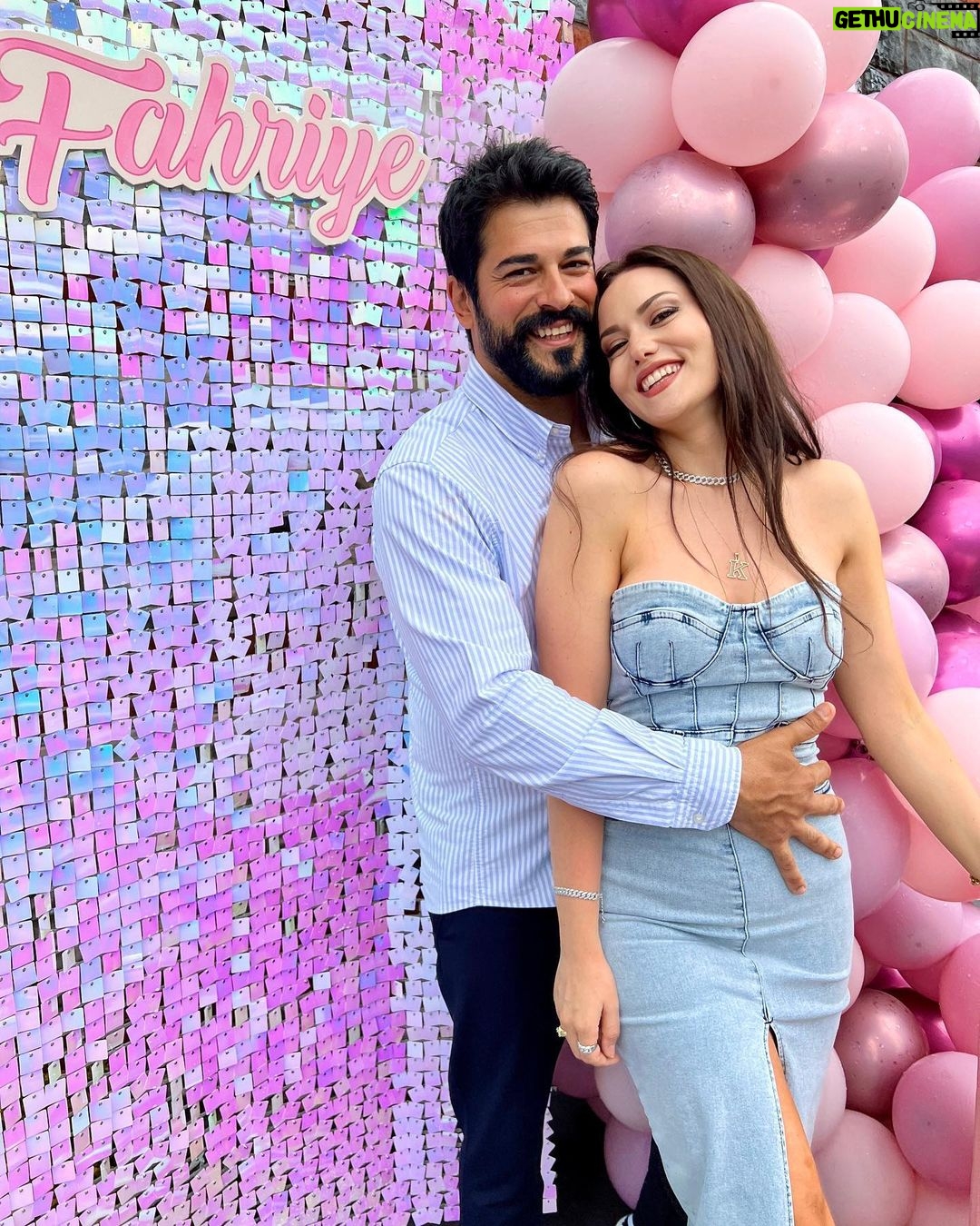 Burak Özçivit Instagram - Aşkım İyiki 💜🤍 … Nice senelerin olsun kuzum seni seviyorum ve seviyoruz👨👩👦👦 #happybirthday 🎉🎁🎂