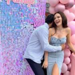 Burak Özçivit Instagram - Aşkım İyiki 💜🤍 … Nice senelerin olsun kuzum seni seviyorum ve seviyoruz👨‍👩‍👦‍👦 #happybirthday 🎉🎁🎂