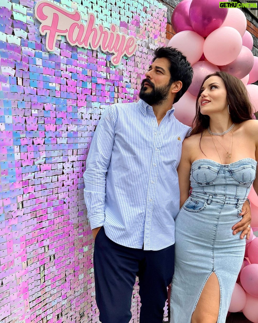 Burak Özçivit Instagram - Aşkım İyiki 💜🤍 … Nice senelerin olsun kuzum seni seviyorum ve seviyoruz👨👩👦👦 #happybirthday 🎉🎁🎂