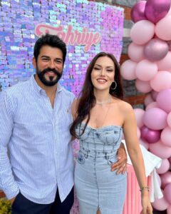 Burak Özçivit Instagram - Aşkım İyiki 💜🤍 … Nice senelerin olsun kuzum seni seviyorum ve seviyoruz👨‍👩‍👦‍👦 #happybirthday 🎉🎁🎂