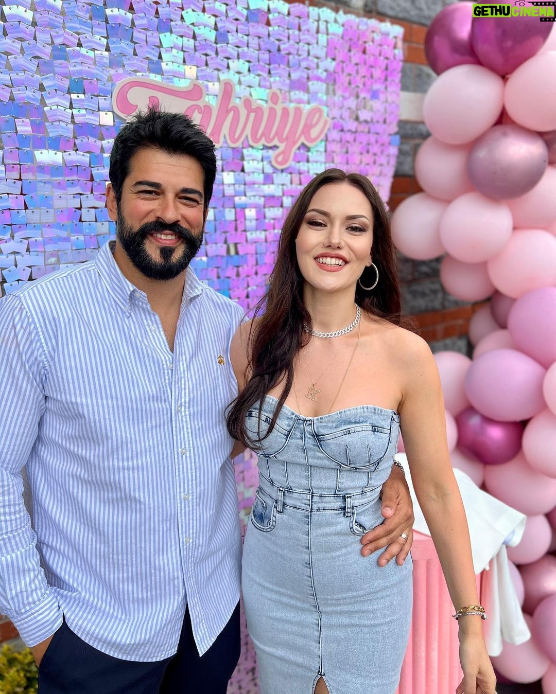 Burak Özçivit Instagram - Aşkım İyiki 💜🤍 … Nice senelerin olsun kuzum seni seviyorum ve seviyoruz👨👩👦👦 #happybirthday 🎉🎁🎂