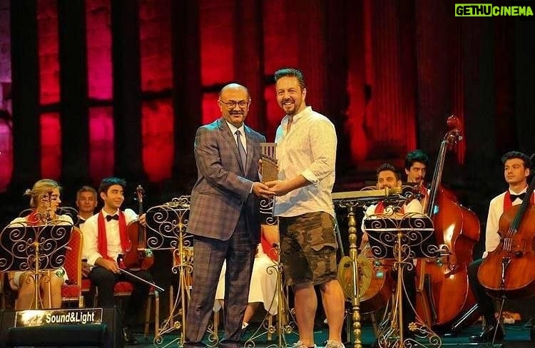 Burak Sarımola Instagram - Bu sene ilk defa düzenlenen #aizonaikisafilmfestivali ne en iyi karakter oyuncusu ödülüne beni layık gördükleri icin çok tesekkur ederim. 🙏 @tumayozokurofficial @handekaramanogullar @tumay.ozokur