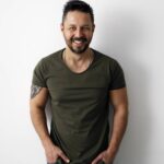 Burak Sarımola Instagram - Cok yakisikli pek sahane bir fotom daha kapanma serefine yasaklarda acip bakar ferahlarsiniz diye 😅👹 foto @eceo @tumayozokurofficial #actor #oyuncu #artist