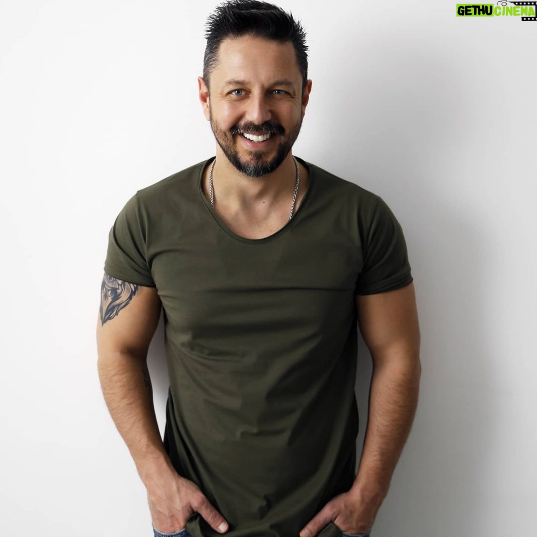 Burak Sarımola Instagram - Cok yakisikli pek sahane bir fotom daha kapanma serefine yasaklarda acip bakar ferahlarsiniz diye 😅👹 foto @eceo @tumayozokurofficial #actor #oyuncu #artist