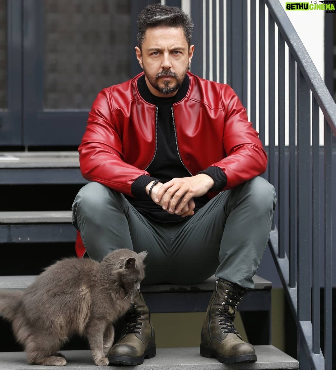 Burak Sarımola Instagram - Hissetmeli insan!!! Cekiyor hemde efsane cekiyor cok iyi yapiyor bu isi @eceo 🤘🥰 @tumay.ozokur @tumayozokurofficial @handekaramanogullar #actor #acting
