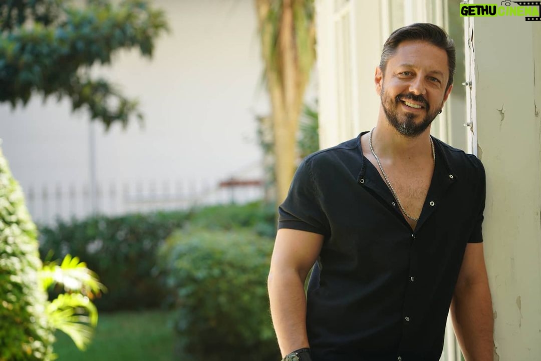 Burak Sarımola Instagram - Yaz sanki guzel gecicek gibi bir his var icimde ne dersiniz? #actor #acting #summer #actingcoach #pozitifdüşünce Istanbul, Turkey