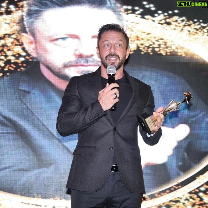 Burak Sarımola Instagram - İnternational new world awards yılın en iyi karakter oyuncusu ödülü ⭐ teşekkürler 🖤 Istanbul, Turkey