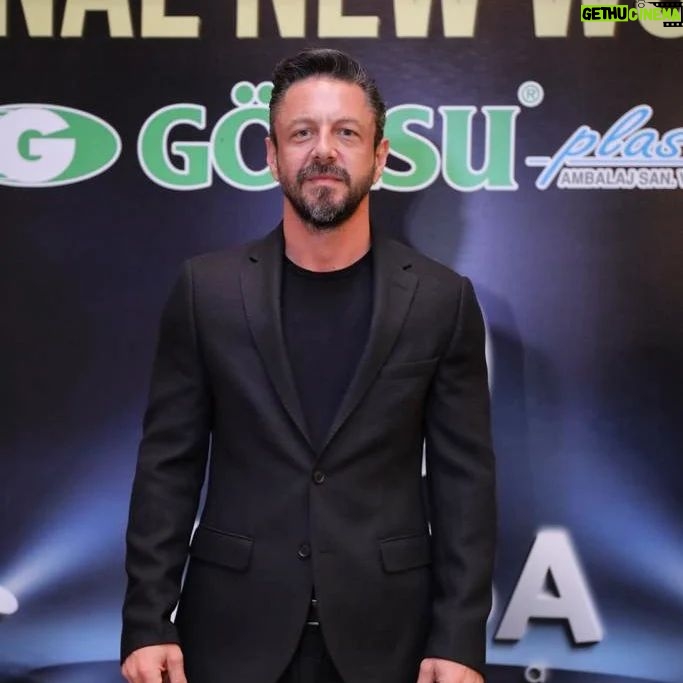 Burak Sarımola Instagram - İnternational new world awards yılın en iyi karakter oyuncusu ödülü ⭐ teşekkürler 🖤 Istanbul, Turkey
