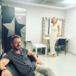 Burak Sarımola Instagram - Arkamdaki değil yanimdaki ⭐ En büyük desteğim canım karım 🧿🥰 @ozgeoneillsarimola ve dostlarim @denizucar @aslihankaralar @ayse.lebriz.berkem @serhatteoman @bugragulsoy Zorlu Performans Sanatları Merkezi