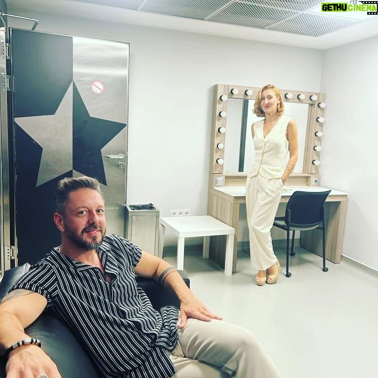 Burak Sarımola Instagram - Arkamdaki değil yanimdaki ⭐ En büyük desteğim canım karım 🧿🥰 @ozgeoneillsarimola ve dostlarim @denizucar @aslihankaralar @ayse.lebriz.berkem @serhatteoman @bugragulsoy Zorlu Performans Sanatları Merkezi