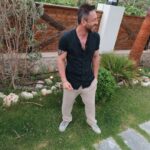 Burak Sarımola Instagram – Proje öncesi kisa da olsa hava değişimi iyi geldi 🤘🕶️ Alacatı