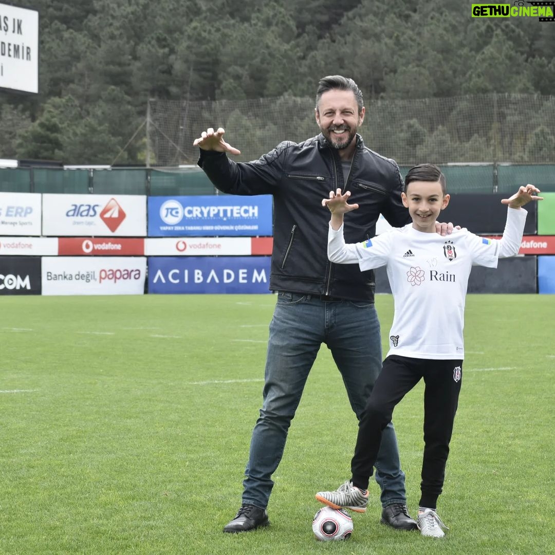 Burak Sarımola Instagram - 4-4 lük oldum bugün :) insan hayattan ne ister? imzasini atmak sanirim . Sen benim en büyük imzam ve hediyemsin 🤘🦅 foto icin tesekkurler @byremercephoto