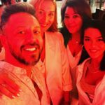 Burak Sarımola Instagram - Arkamdaki değil yanimdaki ⭐ En büyük desteğim canım karım 🧿🥰 @ozgeoneillsarimola ve dostlarim @denizucar @aslihankaralar @ayse.lebriz.berkem @serhatteoman @bugragulsoy Zorlu Performans Sanatları Merkezi