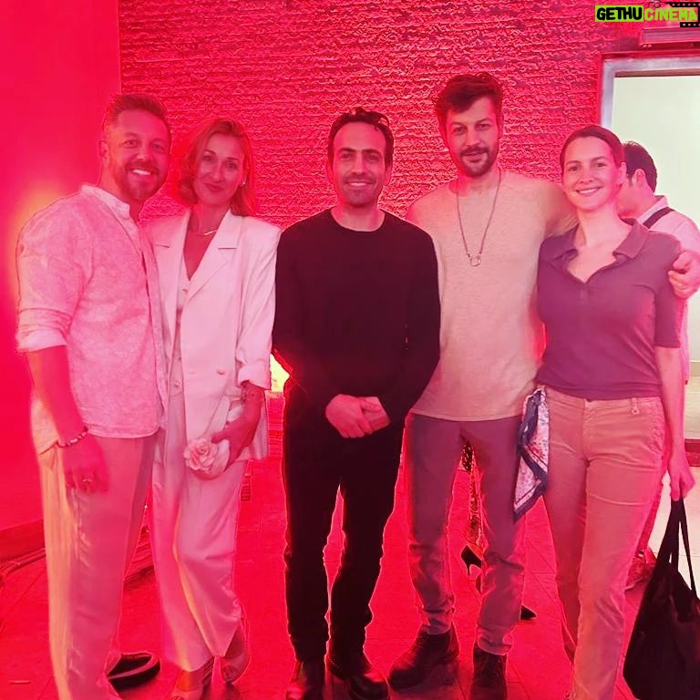 Burak Sarımola Instagram - Arkamdaki değil yanimdaki ⭐ En büyük desteğim canım karım 🧿🥰 @ozgeoneillsarimola ve dostlarim @denizucar @aslihankaralar @ayse.lebriz.berkem @serhatteoman @bugragulsoy Zorlu Performans Sanatları Merkezi