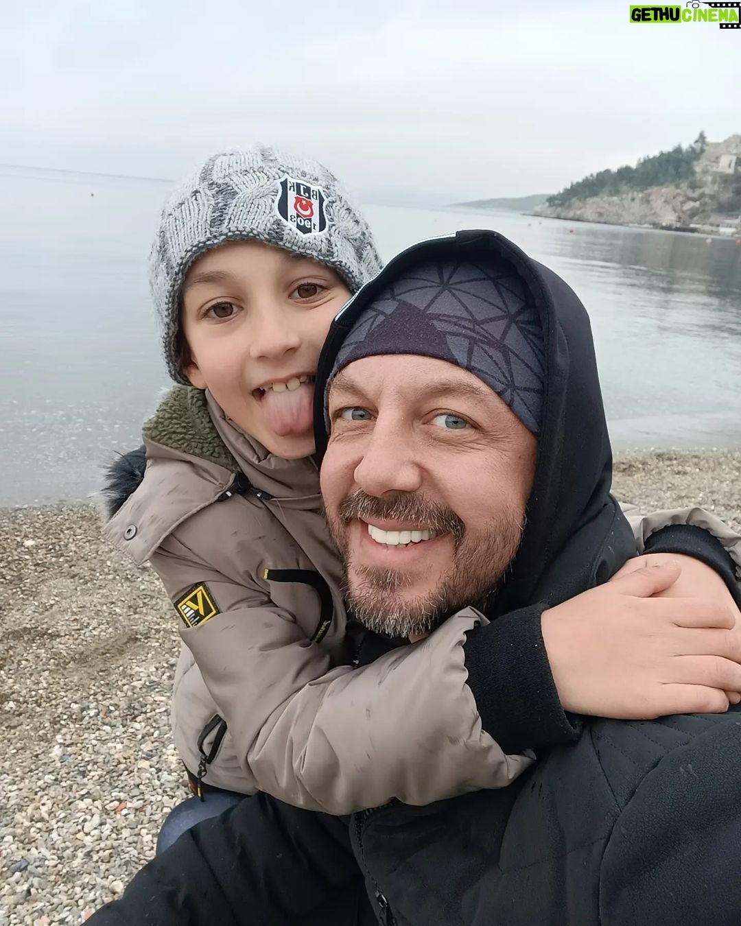 Burak Sarımola Instagram - Normal olmak gibi bir derdimiz yok 😛 Kurbağlı/Erdek