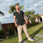 Burak Sarımola Instagram – Proje öncesi kisa da olsa hava değişimi iyi geldi 🤘🕶️ Alacatı