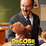 Élie Semoun Instagram - DUCOBU NE SERA JAMAIS SAGE ! Il n’y a que le Père Noël pour y croire. Le mot d’ordre de Monsieur Latouche : CONFISCATION ! 🧨 Découvrez leurs nouvelles aventures dans DUCOBU PASSE AU VERT, le 3 avril au cinéma. De et avec @eliesemounofficiel, @emilie_caen_, @frederiquebel_, #NicolasMarié et @gerardjugnot.off. 🏫 #DucobuPasseAuVert