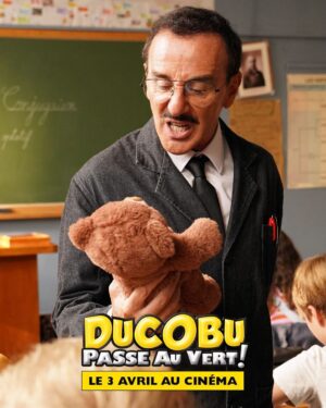 Élie Semoun Instagram - DUCOBU NE SERA JAMAIS SAGE ! Il n’y a que le Père Noël pour y croire. Le mot d’ordre de Monsieur Latouche : CONFISCATION ! 🧨

Découvrez leurs nouvelles aventures dans DUCOBU PASSE AU VERT, le 3 avril au cinéma. 

De et avec @eliesemounofficiel, @emilie_caen_, @frederiquebel_, #NicolasMarié et @gerardjugnot.off. 🏫
#DucobuPasseAuVert