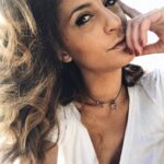 Élodie Ortisset Instagram - #Air - All I Need Des boucles iodées. La peaux dorée. Bref cet été Je veux du love, que du Love ! J’hésitais entre le sourire et la moue. Alors j’ai mis les deux ! Par contre les PP en bleu on peut m’expliquer ! #larguée ••••• #lifestyle #beauty #hairstyles #haircolor #balayageombre #dessange #tan #face #white #naturalmakeup #makeup #selfiegirl #picoftheday #influenceuse #france #toulouse #marseille #paris #summervibes #summerhairstyles #woman #womanstyle #sundaymood #musique #sunday