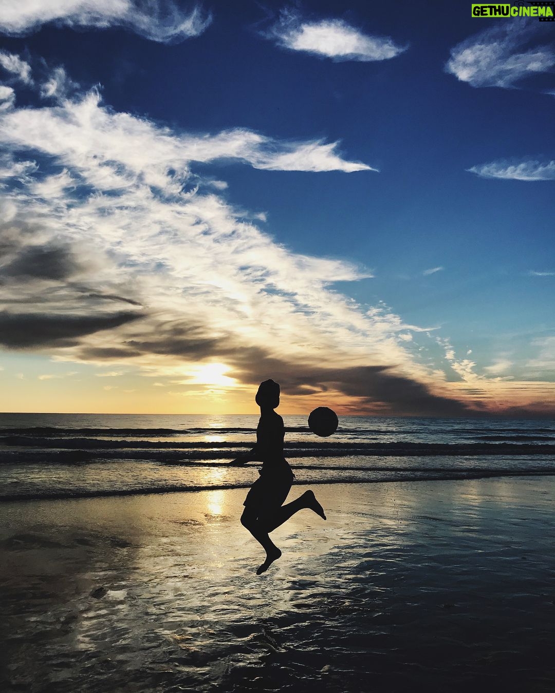 Élodie Ortisset Instagram - La tête dans les étoiles ! #coupedumonde2018 20 ans après ils l’ont refait. C’est l’unité et, la diversité qui triomphent ! Et de nouvelle vocation qui s’éveillent. Merci les bleus 🇫🇷 Région Nouvelle-Aquitaine