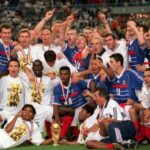 Élodie Ortisset Instagram - 1998 le baiser ⚽️ Cette image, l’émotion et 3 buts ! 20 ans après, ils nous font encore rêver. La France finaliste 🇫🇷 @equipedefrance •••• ••• #coupdumonde #equipedefrance #football #petit #barthez #1998 #worldcup2018 #worldcup1998 #france #proudtobefrench #foot #photography #throwback #Goal #flashback #revival #love #socker #instamoment #12juillet1998 #memories #chirac Midi-Pyrenees, France