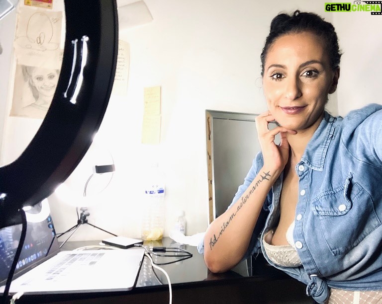 Élodie Ortisset Instagram - #Live 🖥 : articles, interview & Datas… Bienvenue dans les offs de ma vie ! ••••• #ceo #ideale #programmation #record #intimissimi #women #love #passion #interview #ringlight #ligt #shine