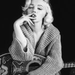 Élodie Ortisset Instagram - Demain c'est Lundi. Et pour le première foi, je m'en moque. Pourtant la semaine sera très longue. Un cigare. Des vinyles & un petit vin ... Ça c'est la vie !