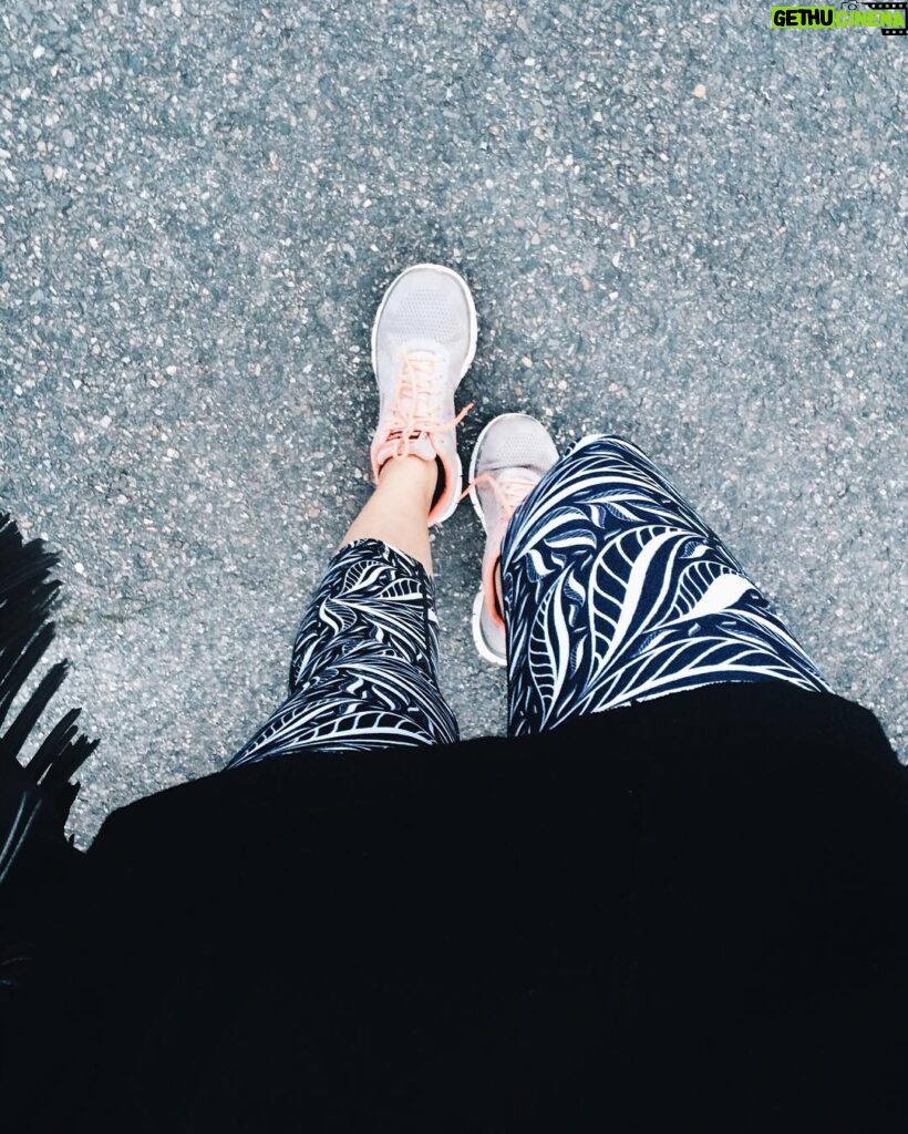 Élodie Ortisset Instagram - #Fitness 🤘🏽 ••• Retour en salle & reprise de la natation ! Petit entraînement de 3h00, histoire de s'y remettre doucement ! Conclusion : Je me demande comment j'ai fais pour arrêter aussi longtemps ! ••• Legging : @harmonyinspired_activewear (10% de réduction avec code ELODIE) Shoes : @skechers_france •••⠀⠀⠀⠀⠀⠀⠀⠀⠀⠀⠀⠀⠀⠀⠀⠀⠀⠀⠀⠀ #fitmotivation #activewear #Australia #fitnessgirl #comeback #Bienbienbien #Black #White #Lifestyle #takingcareofme