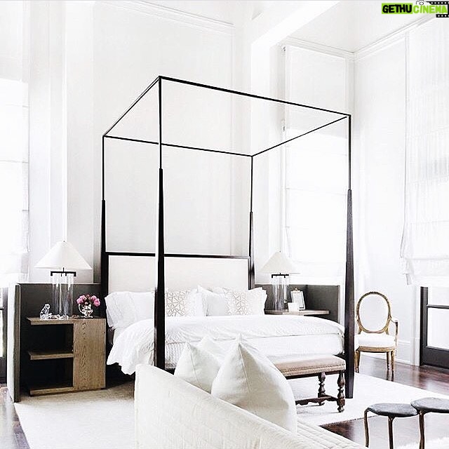 Élodie Ortisset Instagram - 🌬 White Pearl #Bedroom by The lovely @chadjamesgroup ⠀ ••• #Inspo #White #Design #Styling #Catalunya #Bcn #PhotooftheDay Madrid, Spain