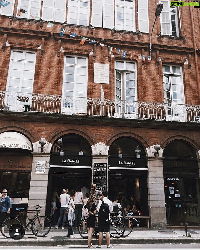 Élodie Ortisset Instagram - Toulouse la douce ☕️⠀⠀⠀ ⠀⠀ ••• De passage éclair par la ville rose. Revenir ici. Y prendre son café à emporter. Et se souvenir de tous ces moments passés ici. La fiancée, jadis haut lieu de nos brunch du dimanche 😊 Boudu qu'il me manque mon centre ville ! ••• Crédit Photo : @morethanhanna ⠀⠀⠀⠀⠀⠀ ••• #cofee #cofeetime #Toulouse #Remenber La Fiancée