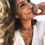Élodie Ortisset Instagram - #Air - All I Need Des boucles iodées. La peaux dorée. Bref cet été Je veux du love, que du Love ! J’hésitais entre le sourire et la moue. Alors j’ai mis les deux ! Par contre les PP en bleu on peut m’expliquer ! #larguée ••••• #lifestyle #beauty #hairstyles #haircolor #balayageombre #dessange #tan #face #white #naturalmakeup #makeup #selfiegirl #picoftheday #influenceuse #france #toulouse #marseille #paris #summervibes #summerhairstyles #woman #womanstyle #sundaymood #musique #sunday