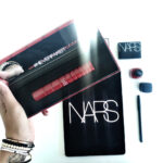 Élodie Ortisset Instagram - @narsissist 🖤 -> Avant/ Après C’est la rentrée : Bye Bye petits yeux & Cheveux en vacances ! Place aux bonnes résultions : Avoir de Maxi cils, une tignasse domptée et, reprendre le sport ! Pour les cheveux c’est pas gagné 🙃 Et vous ?! #NARS #NEVERFAKEIT