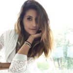 Élodie Ortisset Instagram - L’aventure moderne (•••) On a idées. Des envies. Certaines aboutissent, d’autre échouent. Parfois cela prend plus de temps que prévue. Quant à la suite ce sera pour plus tard... Aujourd’hui j’ai une pensée vers ces toutes femmes, qui ont su défendre leurs idées à coup d’audace et, de ténacité ! #simplystronger •••••••••••• Bracelet de chez @odissi_paris petit code promo de 30%👉ODISSI30 •••• #girl #girlswhokissgirls #white #shine #photography #photoftheday #hair #lifestyle #lifestyleblogger #influencer #entrepreneur Midi-Pyrenees, France